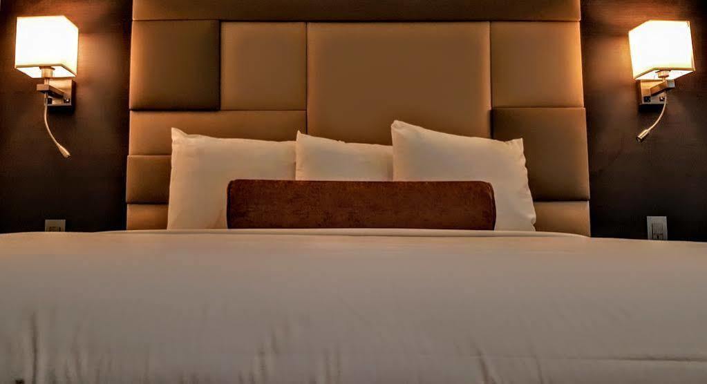 Hotel Xilo Glendale Bagian luar foto