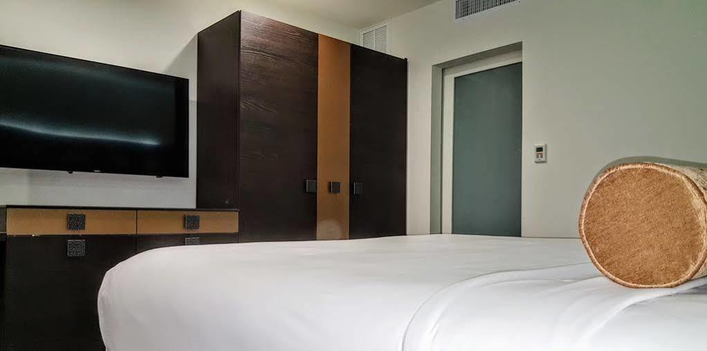 Hotel Xilo Glendale Bagian luar foto